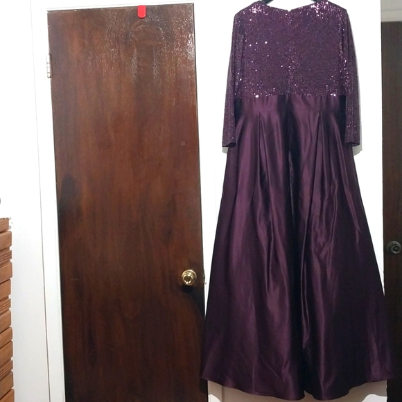 SXCAPE SQUENCE EVENING GROWN size16W - Picture 14 of 14